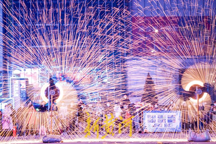 千年非遗绝技打铁花 流光溢彩贺新春