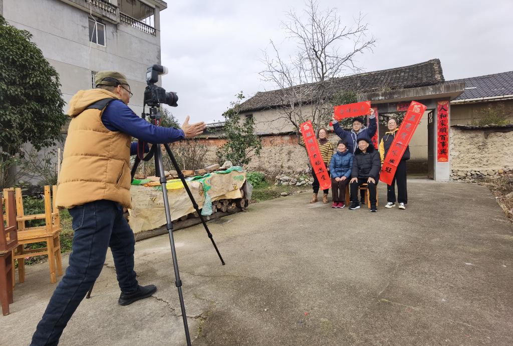 玉兔迎春启新程 全国各界群众欢度春节