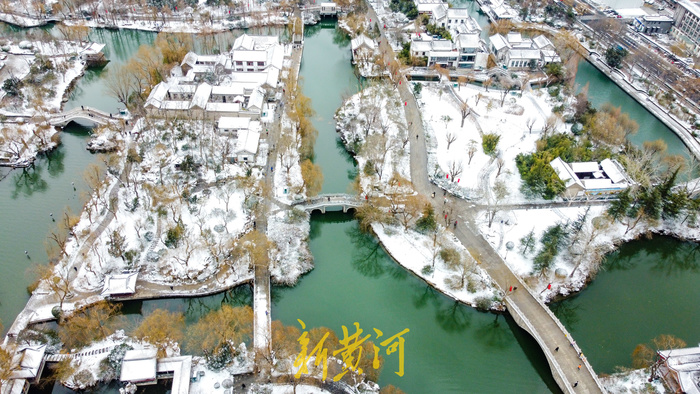 白雪映碧水 雪后大明湖披银装