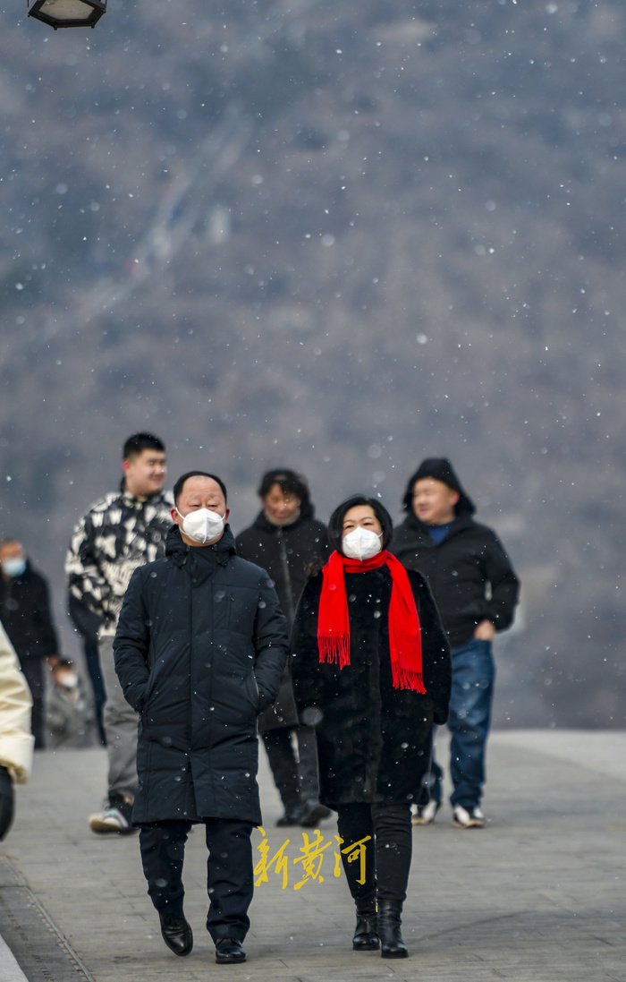 寒潮来袭飘起零星雪花 市民全副武装保暖出门