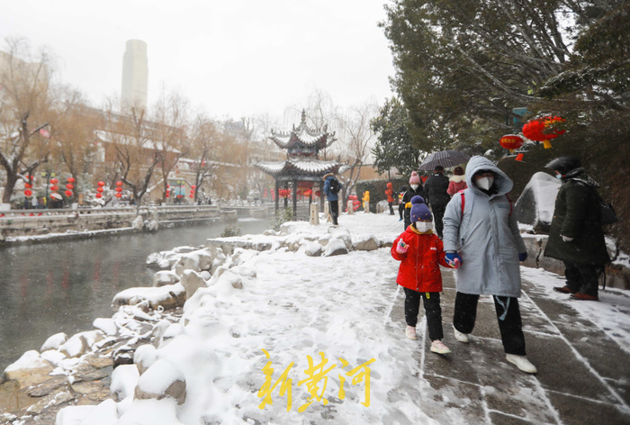 红灯笼点缀年味儿浓，济南护城河雪后美如画