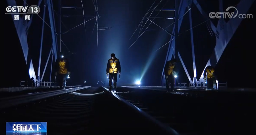 为保春运安全 高铁大桥坚守者不舍昼夜地守护着