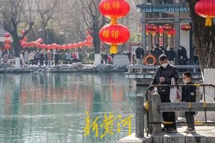 泉城气温回升 游人在美景中沐浴暖阳