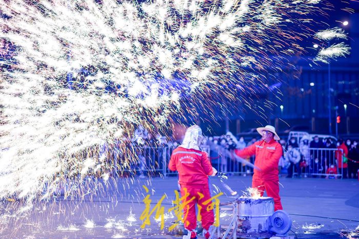 千年非遗绝技打铁花 流光溢彩贺新春