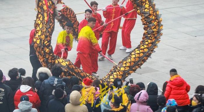 泉城街头年味浓，舞龙表演与你共度春节