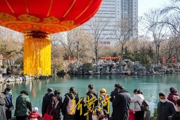 泉城气温回升 游人在美景中沐浴暖阳