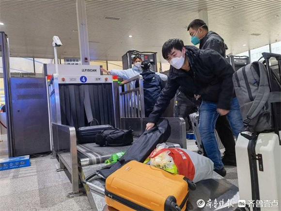 安检员每天走上万步查违禁品，记者蹲点春运期间的火车站安检处