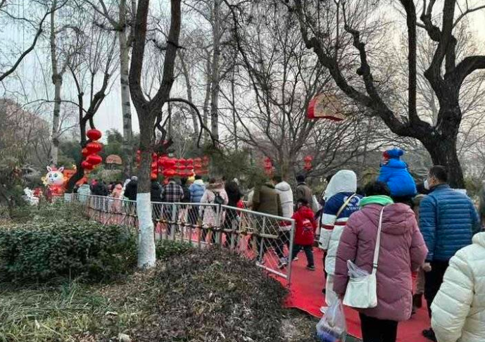 济南趵突泉花灯会开灯前，公园内人气满满