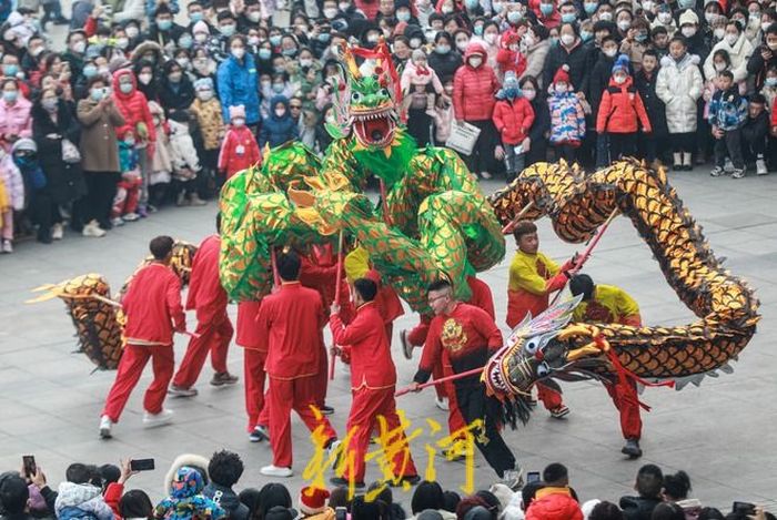 泉城街头年味浓，舞龙表演与你共度春节