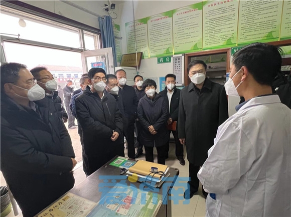 毫不放松抓好新阶段疫情防控各项工作 杨峰到县级医疗机构调研并慰问一线医护人员