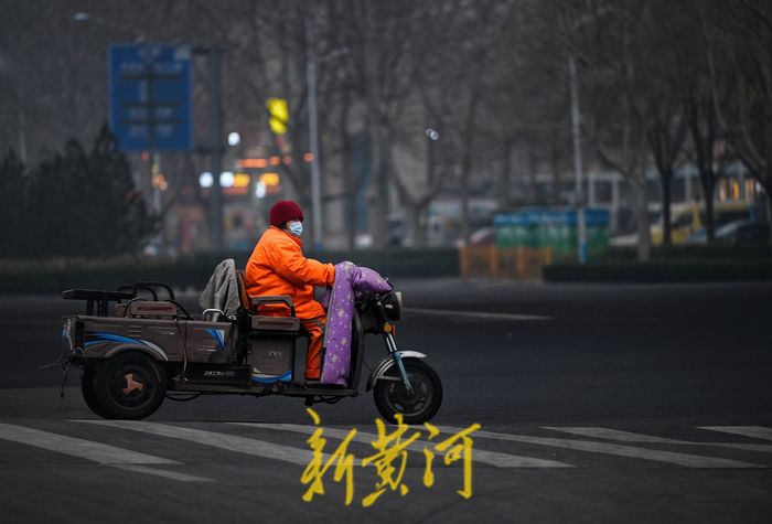 济南兔年首个寒潮来袭！市民“全副武装”出行