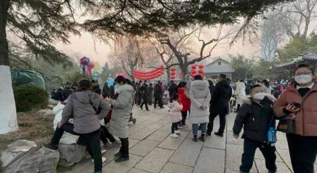 济南趵突泉花灯会开灯前，公园内人气满满