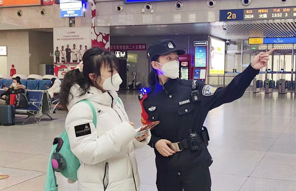 守护团圆路，他们“不回家”——春运坚守者的新春故事