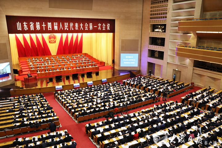 省十四届人大一次会议举行第二次全体会议