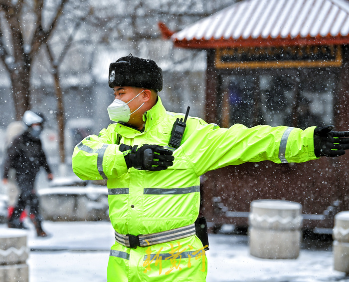 泉城迎降雪，济南交警景区值守保平安