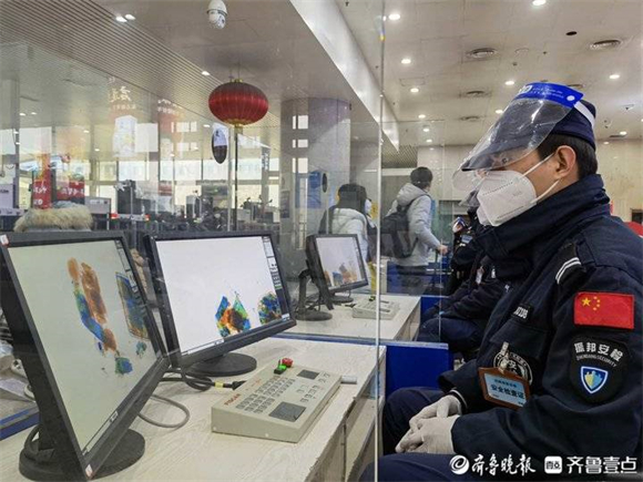 安检员每天走上万步查违禁品，记者蹲点春运期间的火车站安检处