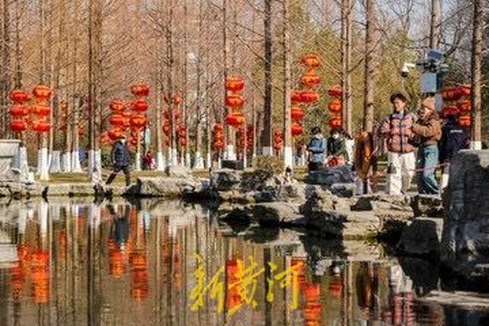 泉城气温回升 游人在美景中沐浴暖阳