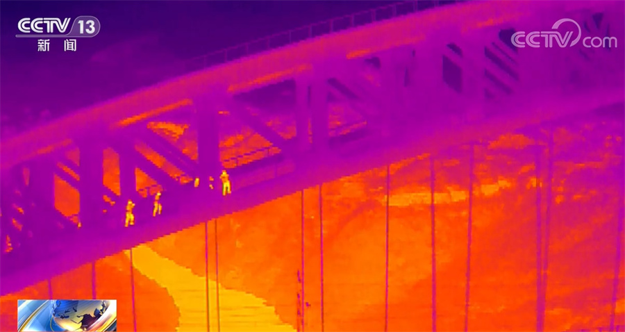 为保春运安全 高铁大桥坚守者不舍昼夜地守护着