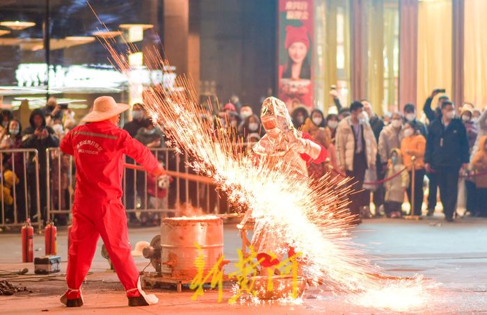 千年非遗绝技打铁花 流光溢彩贺新春