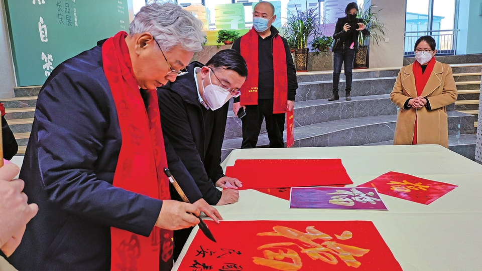 写“金福”为民送吉祥——书法家张仲亭坚持创新“福”字书法文化