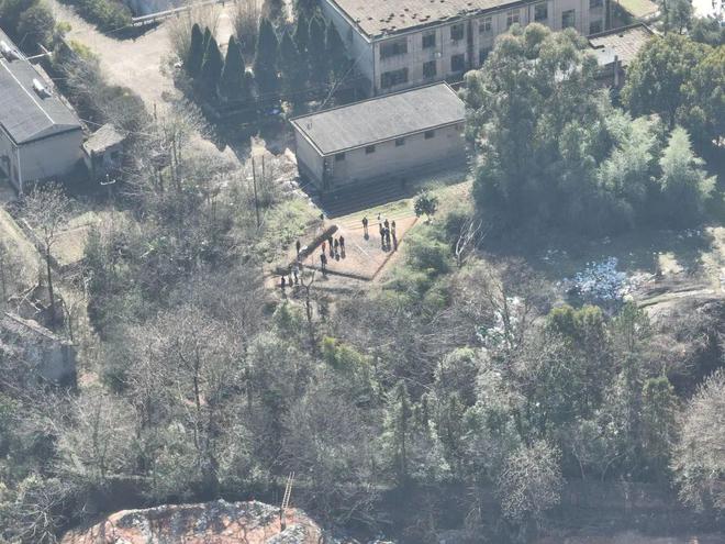 胡鑫宇家属：遗体在学校后山储粮仓库找到，衣服疑似反穿，“几乎是骸骨”