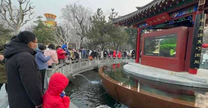 济南趵突泉花灯会开灯前，公园内人气满满