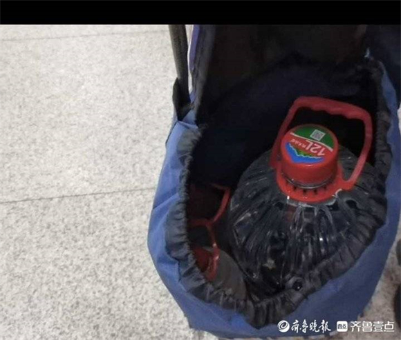 安检员每天走上万步查违禁品，记者蹲点春运期间的火车站安检处