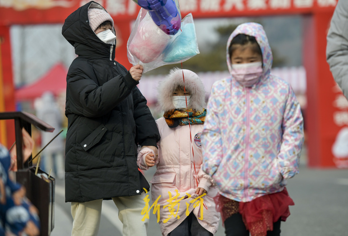 寒潮来袭飘起零星雪花 市民全副武装保暖出门