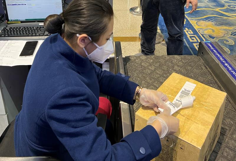 市民着急给重症家人送“救命药”却订不上机票，山航空乘帮跨省接力送达