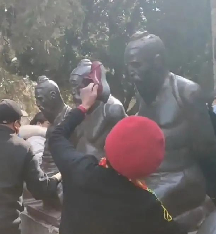 景区游客排长队打“秦桧”，工作人员：不提倡用鞋……