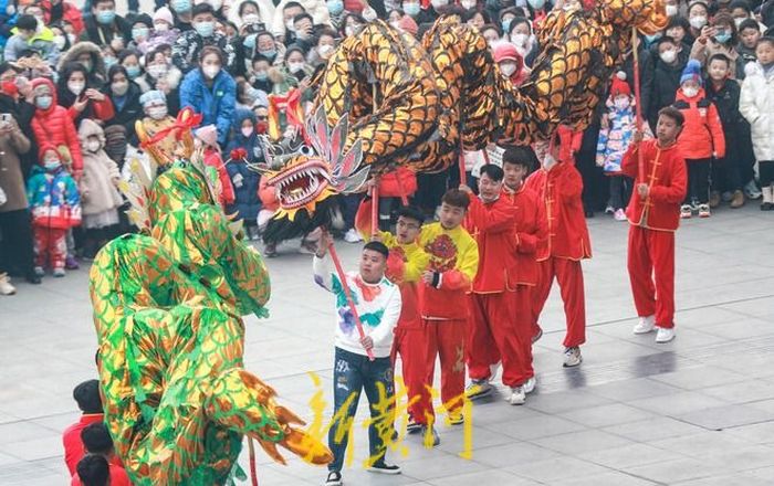 泉城街头年味浓，舞龙表演与你共度春节