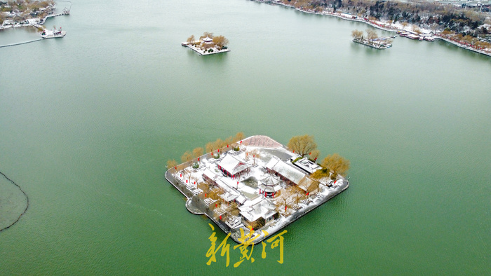 白雪映碧水 雪后大明湖披银装