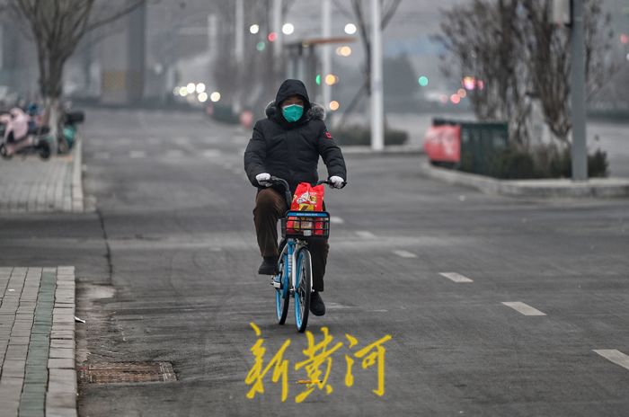 济南兔年首个寒潮来袭！市民“全副武装”出行