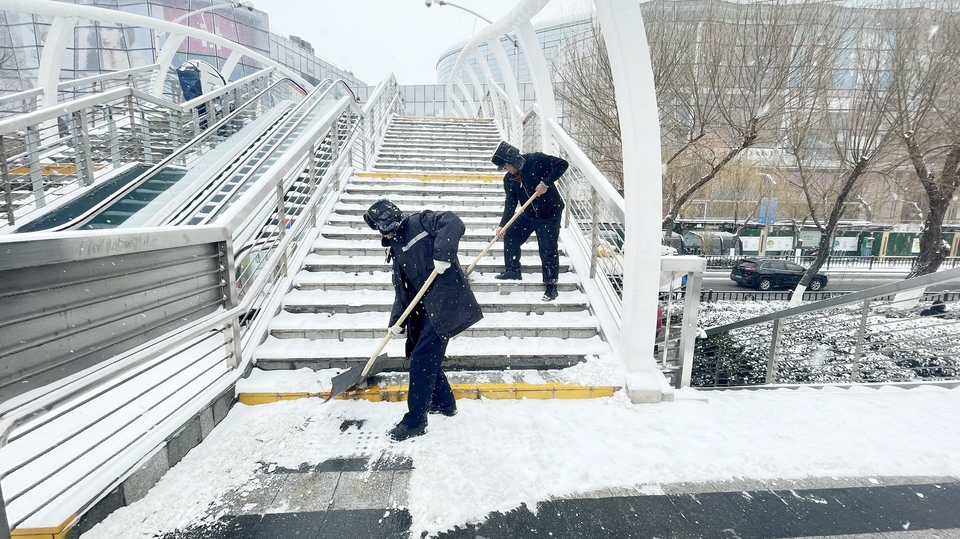 济南迎战今冬初雪 全力除冰保畅通