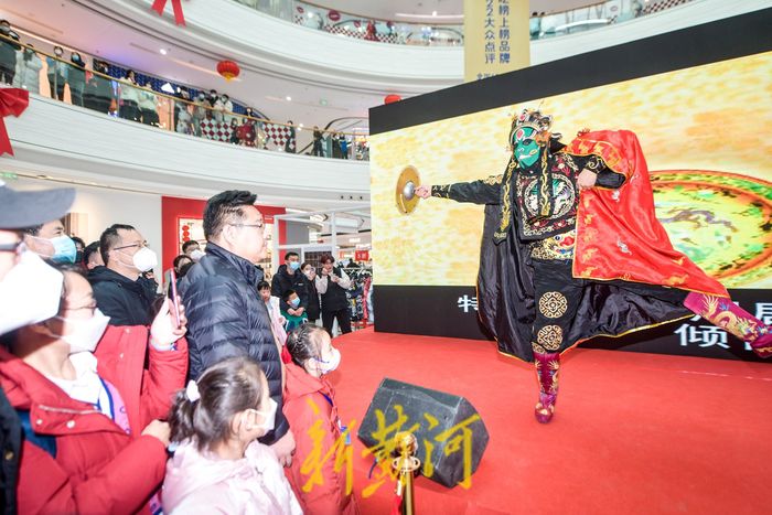 新春展演非遗川剧变脸 拉满过年氛围感