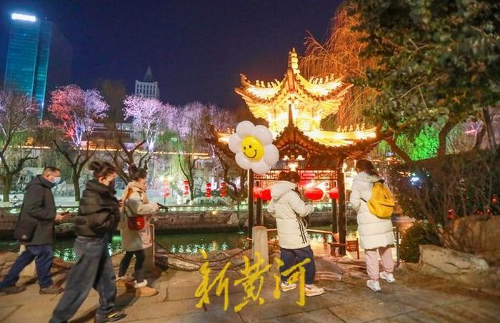 新春佳节，济南护城河畔流光溢彩