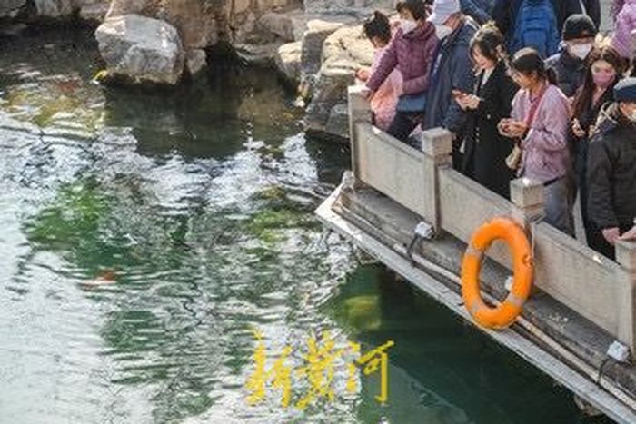 泉城气温回升 游人在美景中沐浴暖阳