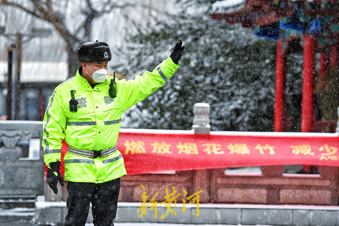 泉城迎降雪，济南交警景区值守保平安