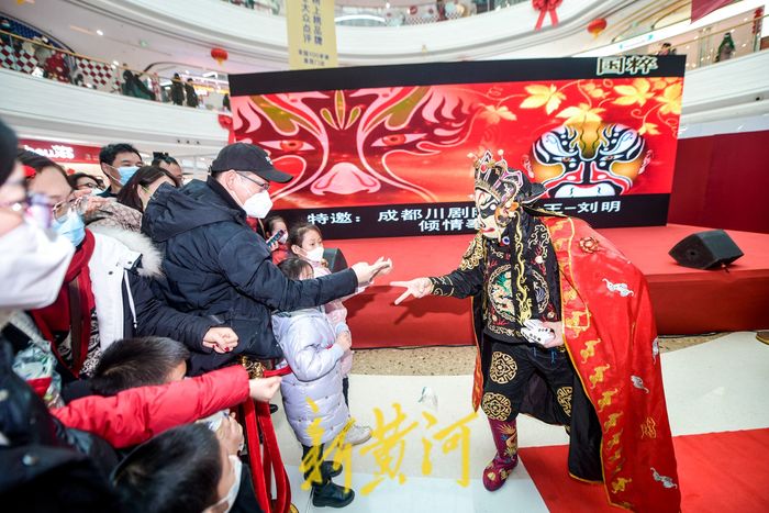 新春展演非遗川剧变脸 拉满过年氛围感