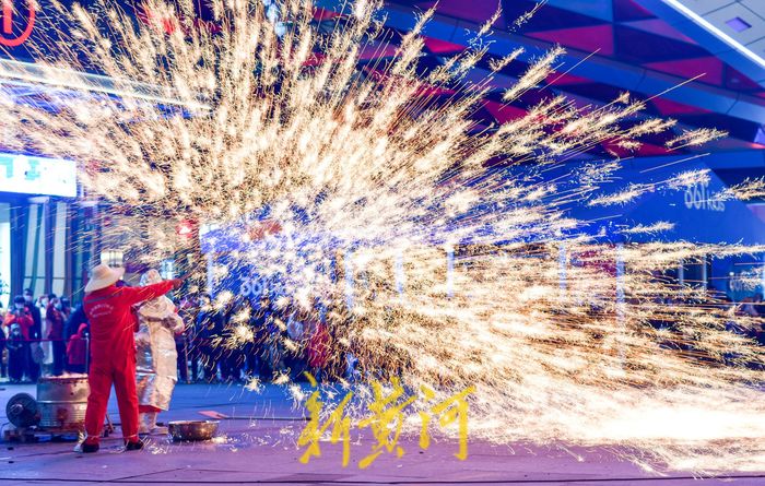 千年非遗绝技打铁花 流光溢彩贺新春