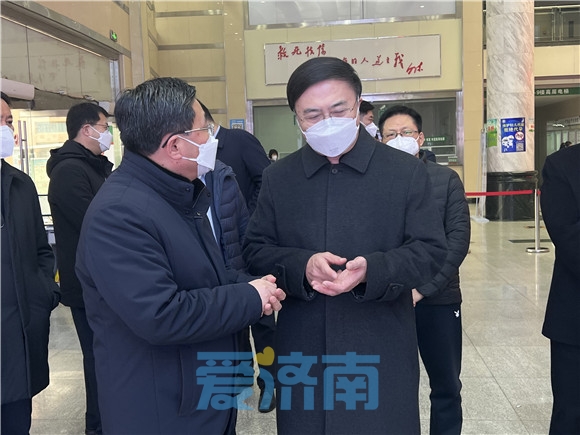 毫不放松抓好新阶段疫情防控各项工作 杨峰到县级医疗机构调研并慰问一线医护人员