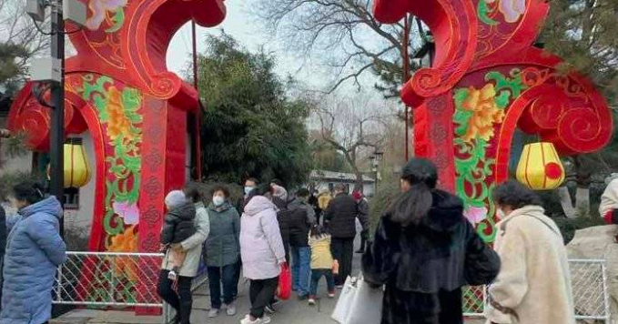 济南趵突泉花灯会开灯前，公园内人气满满