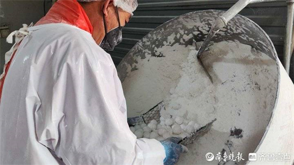 一天能卖出千余斤！济南元宵市场销售火爆