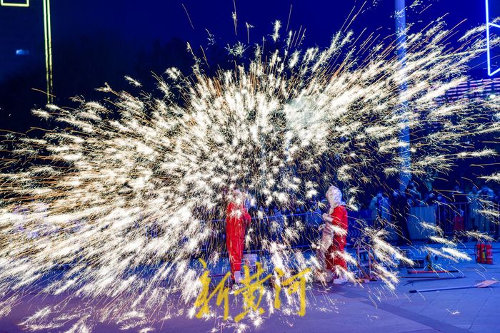 千年非遗绝技打铁花 流光溢彩贺新春