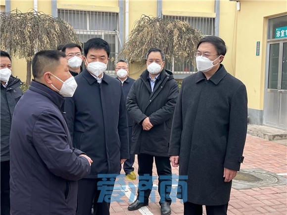 毫不放松抓好新阶段疫情防控各项工作 杨峰到县级医疗机构调研并慰问一线医护人员