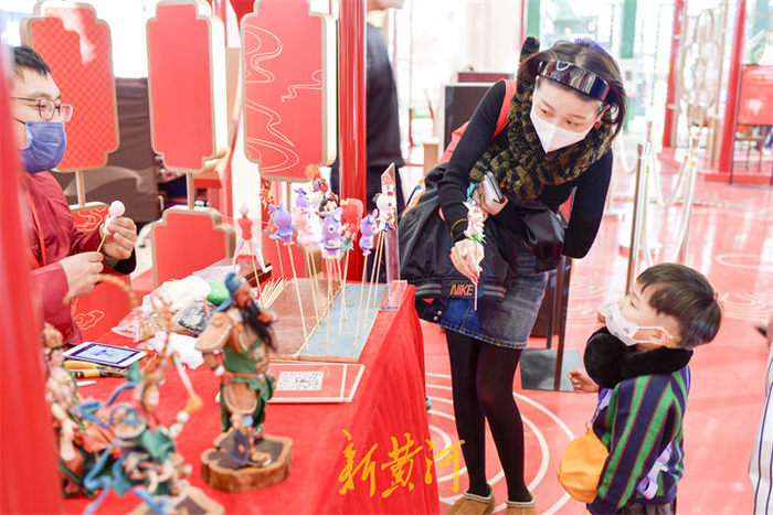 拾年味赏非遗 商场里过个“潮新年”