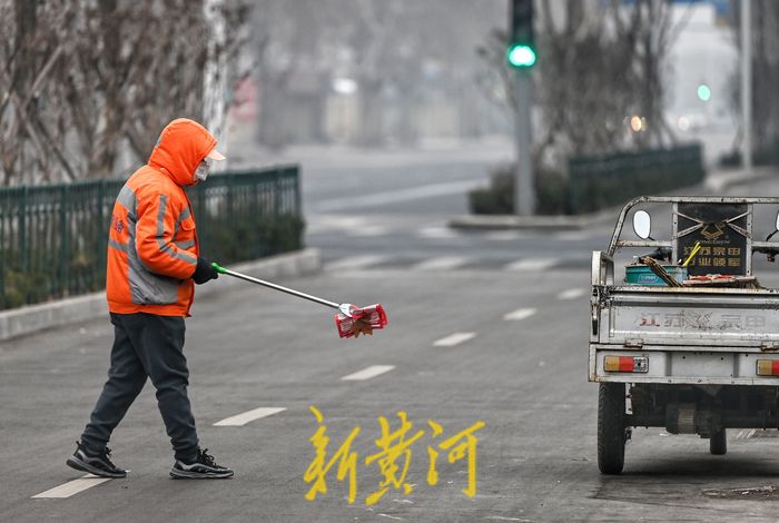 济南兔年首个寒潮来袭！市民“全副武装”出行