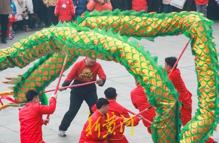 泉城街头年味浓，舞龙表演与你共度春节