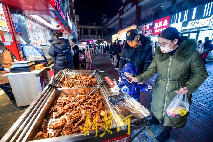春节美食街袅袅烟火 “吃货”闻香而来