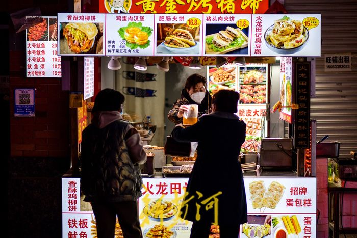 春节美食街袅袅烟火 “吃货”闻香而来